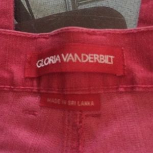 Gloria Vanderbilt capris.     Size 8